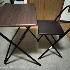 小さなテーブルと椅子