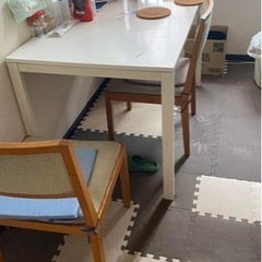 テーブルと椅子2個