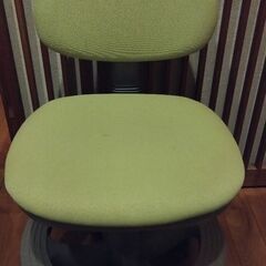 ニトリ　子供用の昇降機能付き椅子