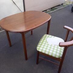 テーブルと椅子１脚