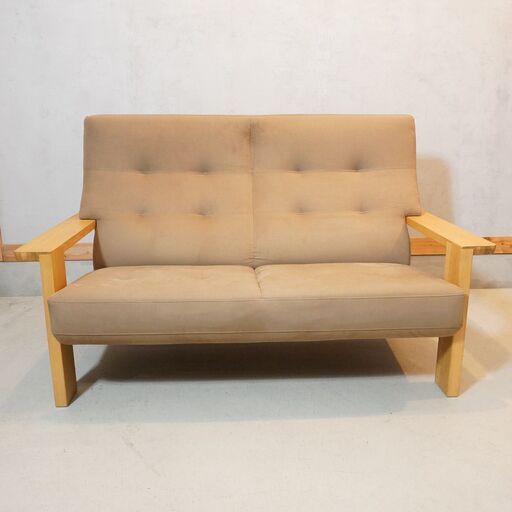 karimoku(カリモク家具)のWT36モデルの2人掛けソファーです。フレームにはオーク無垢材を使用しており、シンプルな北欧スタイルにファブリックを合わせたレトロなラブソファーです♪DJ326