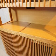 福岡の家具メーカー浅川木工 和モダン 格子シリーズ タモ材 ダイニングボードです。格調高い格子が端正を極めたこだわりの空間を叶えてくれる、和洋問わずどんな空間にも馴染む食器棚です♪DJ329