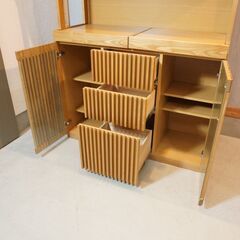 福岡の家具メーカー浅川木工 和モダン 格子シリーズ タモ材 ダイニングボードです。格調高い格子が端正を極めたこだわりの空間を叶えてくれる、和洋問わずどんな空間にも馴染む食器棚です♪DJ329