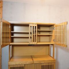 福岡の家具メーカー浅川木工 和モダン 格子シリーズ タモ材 ダイニングボードです。格調高い格子が端正を極めたこだわりの空間を叶えてくれる、和洋問わずどんな空間にも馴染む食器棚です♪DJ329