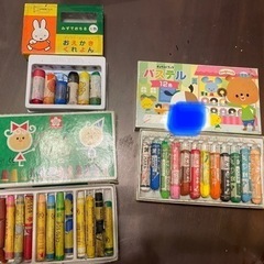 クレヨン　折れ・キズあり　crayons (some wear ...