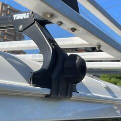 ハイエース200系用アルミ製ルーフキャリア　片側4点留タイプのTHULE製中古です　　
