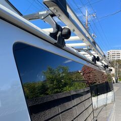 ハイエース200系用標準ナローボデイ用・アルミ製ルーフキャリア　片側4点留タイプのTHULE製　　