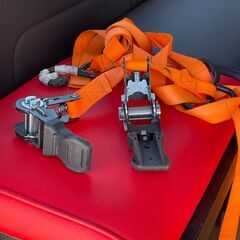 ハイエース200系用アルミ製ルーフキャリア　片側4点留タイプのTHULE製です　　