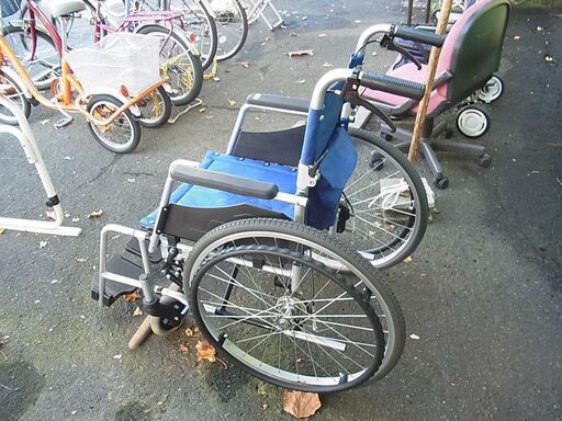 美品　車椅子　車イス　自走用　ノーパンクタイヤ　介護用品