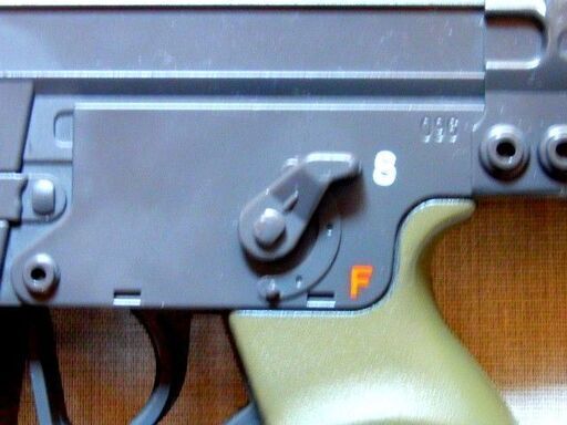 東京マルイ製　６ｍｍＢＢ弾　乾電池式　連発銃はいかが？ 東京マルイ製 6mmBB弾 乾電池式 連発銃はいかが？ エアソフトガン