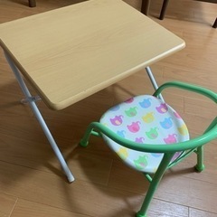 小さい子供用の机と椅子