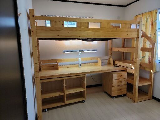 木製学習机とベッド