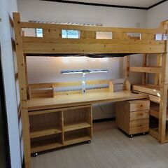 木製学習机とベッド