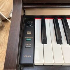 決まりました28 】ヤマハ 88鍵盤 電子ピアノ（良品）YDP-123 椅子付き 