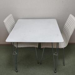 ニトリ　テーブルと椅子(2つ)
