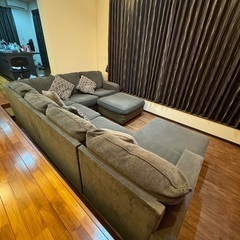 1年物のソファ。お得な取引。アメリカンスタイルのソファ。