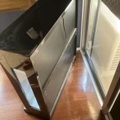 ☆中古￥20,000！ライト付きガラス陳列棚 家具 【BJ205】