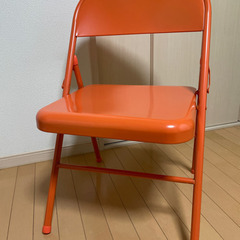 オレンジ　パイプ椅子