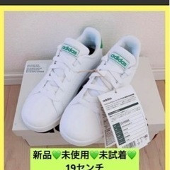 新品　adidas スポーツシューズ ランニングシューズ　キッズ...