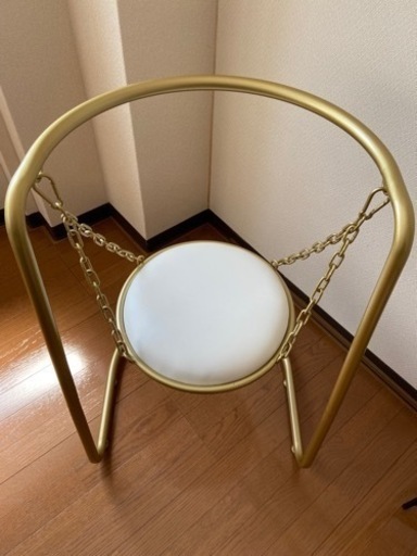 珍しいブランコみたいな椅子