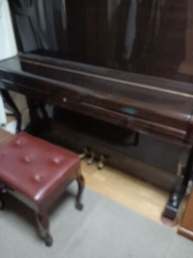 猫足ライトアップピアノ、椅子、メトロノーム