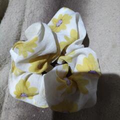 黄色花柄布のヘアゴム