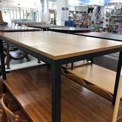 北欧モダンデザインのダイニングテーブルお売りします！