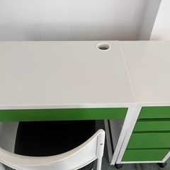 IKEAの机とキャビネットとイスのセット1組差し上げます。
