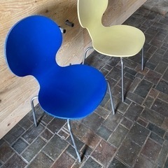 待合室の椅子、青と黄色
