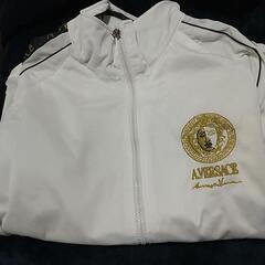 今日入札希望！【ヴェルサーチ】表示サイズＭ（Ｌの方も大丈夫では、の大きさ）🔴ゴールドの刺繍&ヴェルサーチブラックラインに注目！  一枚羽織るだけで目を引くデザイン、性別、年齢層問わず