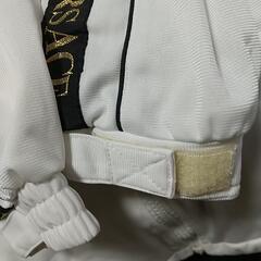 今日入札希望！【ヴェルサーチ】表示サイズＭ（Ｌの方も大丈夫では、の大きさ）🔴ゴールドの刺繍&ヴェルサーチブラックラインに注目！  一枚羽織るだけで目を引くデザイン、性別、年齢層問わず