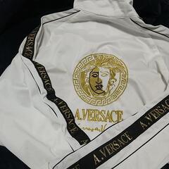 今日入札希望！【ヴェルサーチ】表示サイズＭ（Ｌの方も大丈夫では、の大きさ）🔴ゴールドの刺繍&ヴェルサーチブラックラインに注目！  一枚羽織るだけで目を引くデザイン、性別、年齢層問わず