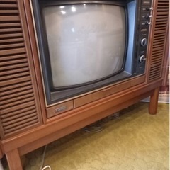 レトロな家具調のブラウン管テレビ