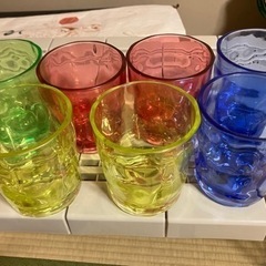 プラスチック　カラーグラス7個　無料
