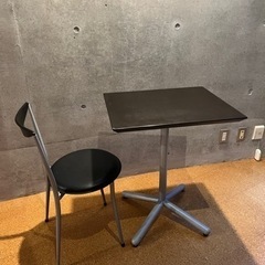 カフェテーブルと黒の椅子　