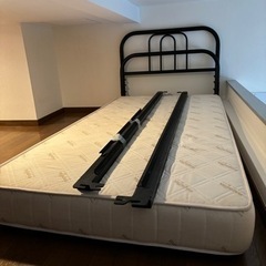 黒パイプ　シングルベッドとマット