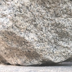 石臼（高さ約40cm）