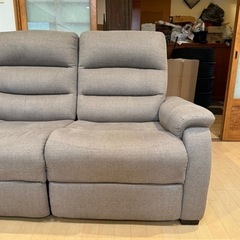①【超美品‼️】定価99,900円♪ 現行モデル ニトリ 150cm幅2人掛け電動リクライニングソファ(Nビリーバ 布MO) USBポート付き 布製モカ♪