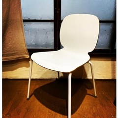 モダンなシンプルデザインの椅子一脚