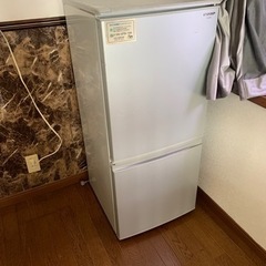 古い単身用の冷蔵庫