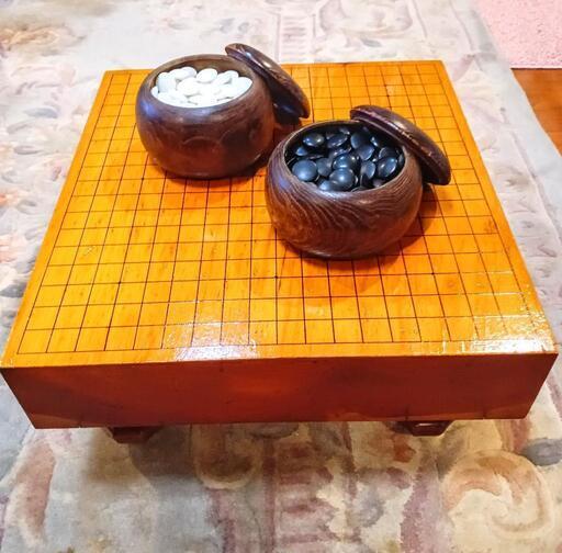 祝福　藤井八冠　天然木の上品な木目で重厚感があり 比較的綺麗な天地柾の碁盤です。おまけ付き