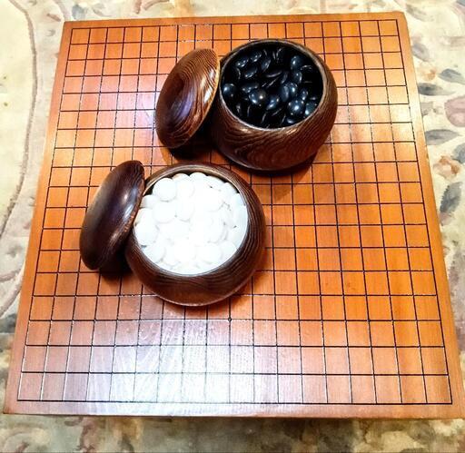 祝福　藤井八冠　天然木の上品な木目で重厚感があり 比較的綺麗な碁盤です。味わい深い碁笥と碁石　　おまけ付き