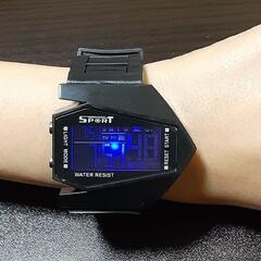 デジタル腕時計　防水加工　白と黒の二色