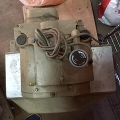 木材加工用機械 通電します。