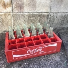 昭和レトロなコカコーラの空き瓶とケース