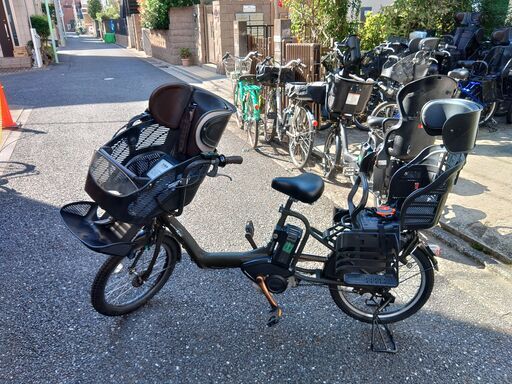 164️２０インチ、チャイルドシート、３人乗り、２人乗り、１人乗り、電動自転車  バカ親切な電動自転車屋いろいろなタイプのご試乗が可能です。  安心保障の３カ月・無料交換保証、無料１００日間・点検サービス付き  バッテリーは、新品の９０％以上の性能を保持していて、コンディション良好です。  １回の充電で３０ｋｍ以上の走行が可能です。山手線を半周するくらい走行可能です。  ️オプション無料。後ろチャイルドシートをかごに変更して１人乗りに変更も可能です。  ２０インチ、チャ