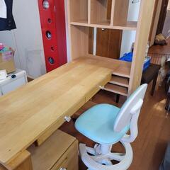 棚付き学習机と椅子と収納ケース