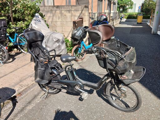 163２０インチ、チャイルドシート、２人乗り、３人乗り、１人乗り電動自転車  電動自転車・リサイクル専門店　　ご試乗をしてから、ご購入できます。  土日もお子様と土足のまま、いろいろなタイプの電動自転車のご試乗可能です。  バカ良心的な電動自転車屋　安心の無料保証、点検サービス付き  後ろチャイルドシートをかごに変更して、１人乗りにもできます。  バッテリーは新品の９０％以上の性能です。  １回の充電で３０Ｋｍ以上走行可能でコンディション良好です。  電動自転車、在