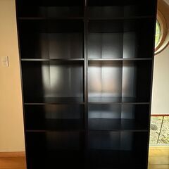 IKEAブラック本棚（２点）とウォルナット調のシェルフ（１点）