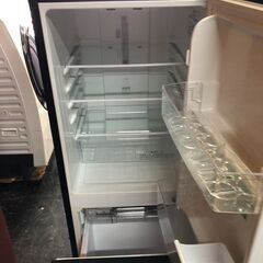 ☆中古￥14,300！Hisense　104㍑2ドア冷蔵庫　家電　2021年製　HR-D15CB型　幅48㎝ｘ奥行60㎝ｘ高さ123㎝　【BJ227】